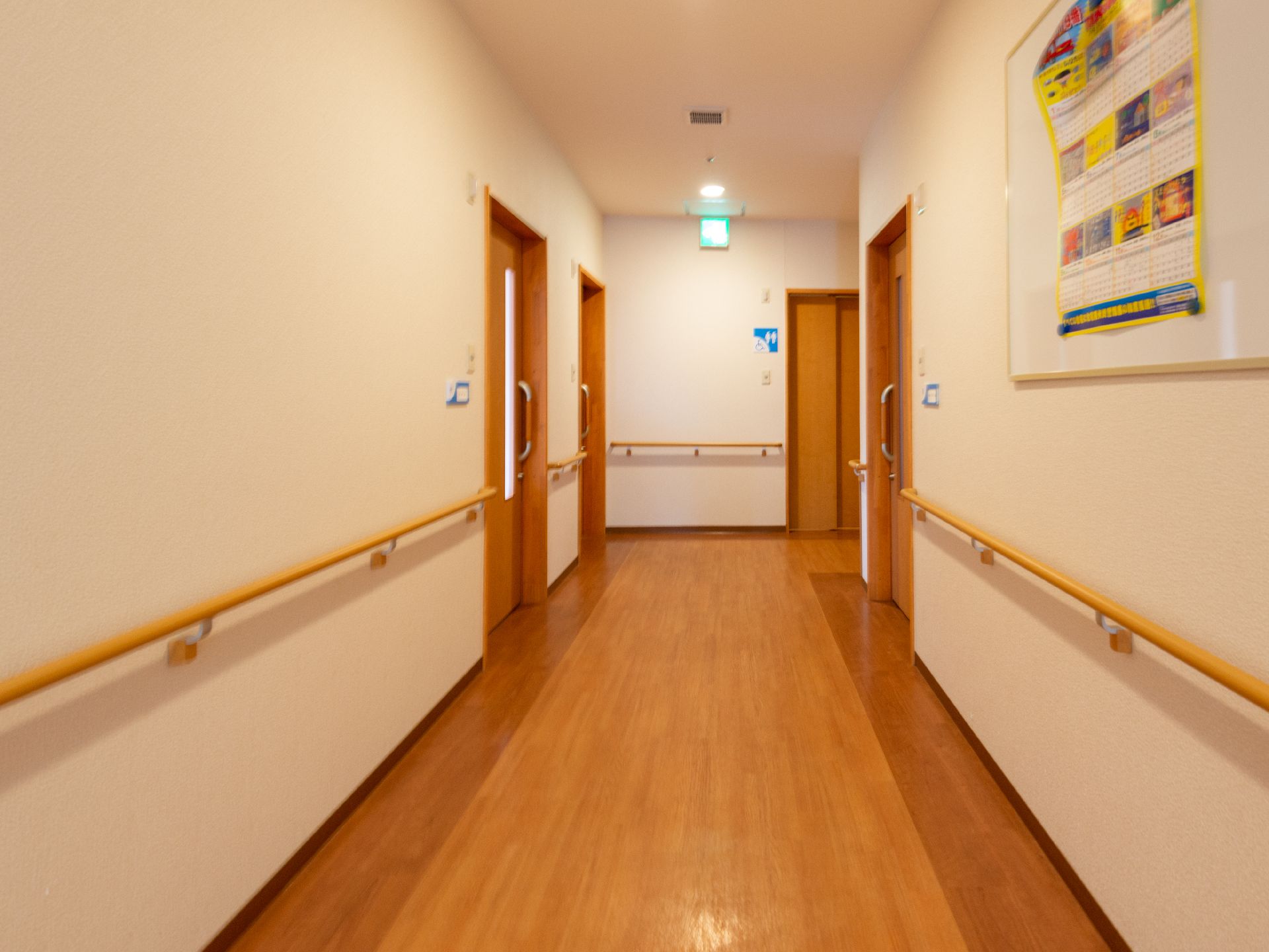 手すりが設置され、段差がほとんどない廊下