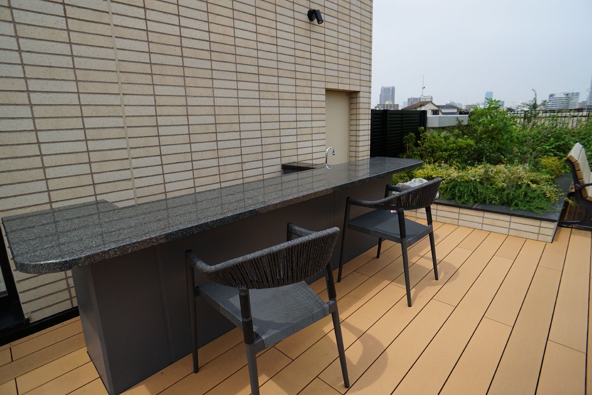 テーブル、椅子が整備され、花・植物が植えられている屋上