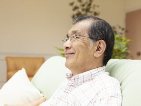 部屋でくつろくご入居者様