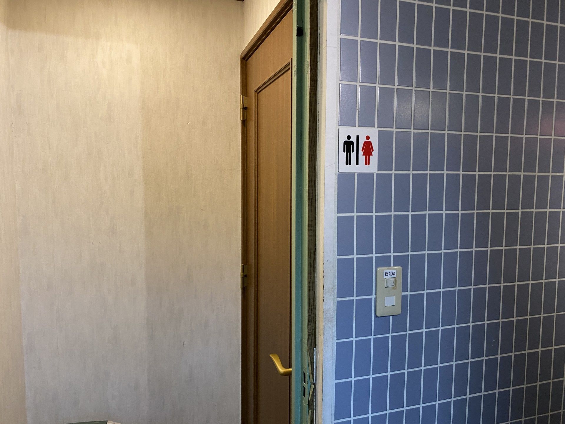 清潔感のあるトイレ入口