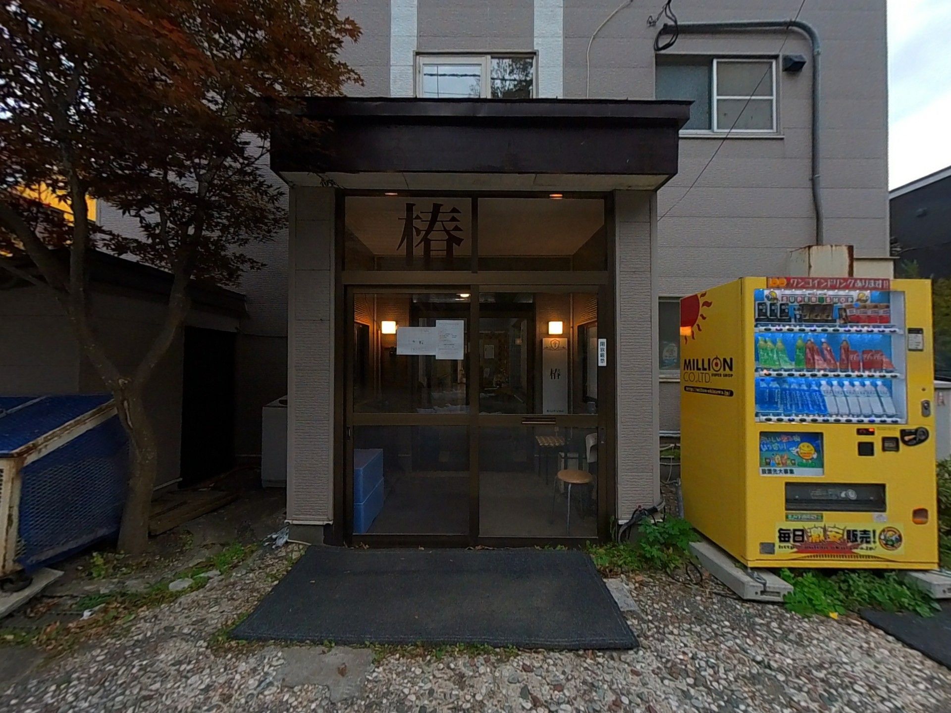 入口と自動販売機のある施設