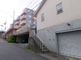 静かな住宅街の道と建物