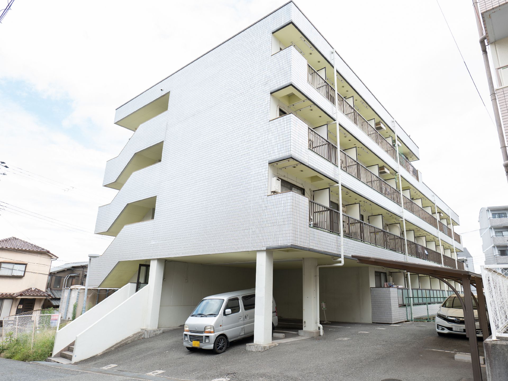 白が基調のマンションタイプの高齢者向け住宅