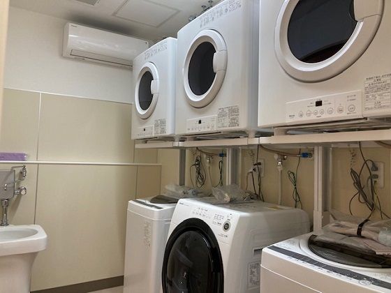 下に洗濯機、上に乾燥機のセットでが3つある