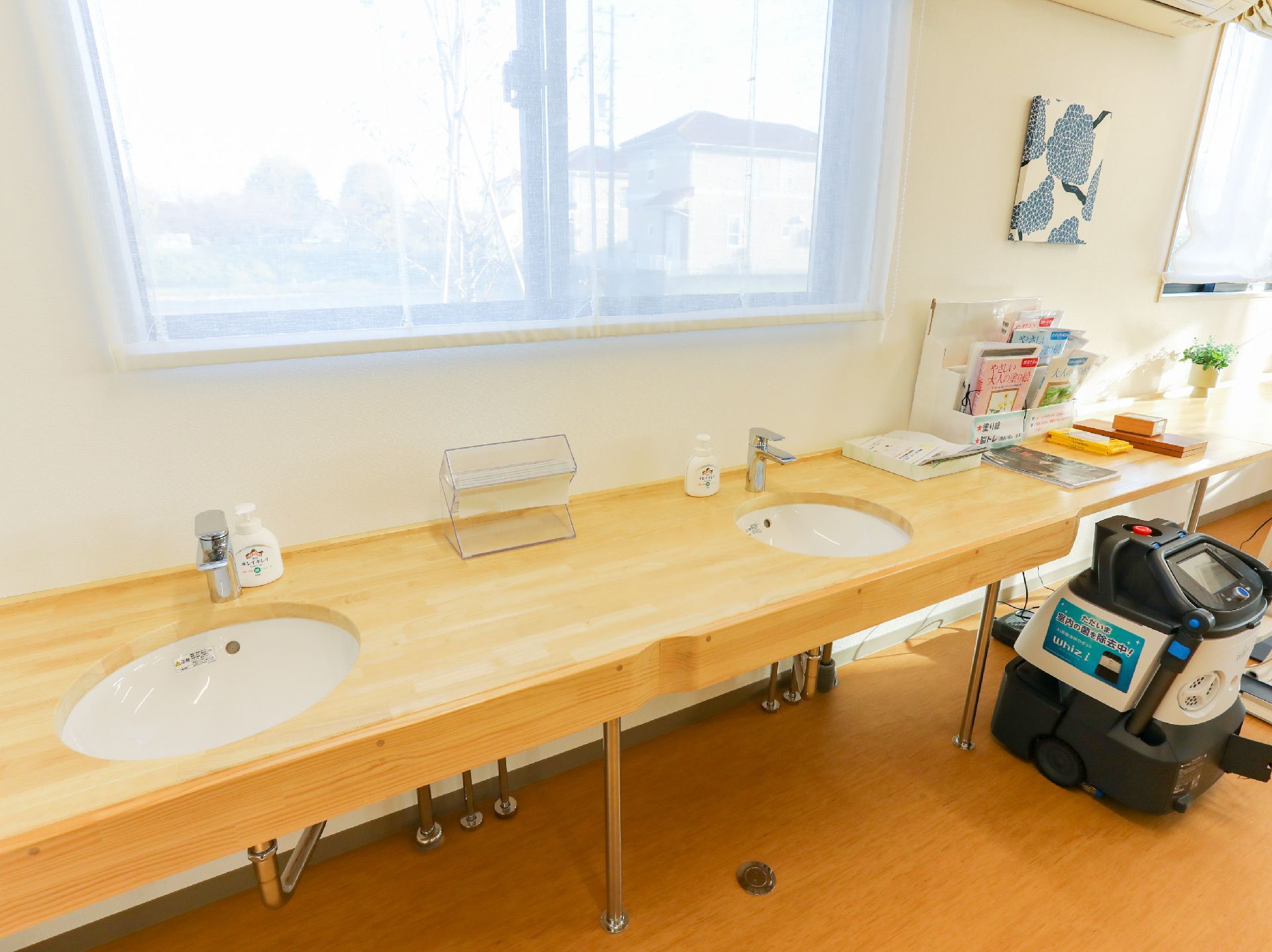 座った状態のままで利用できるように設計された洗面台