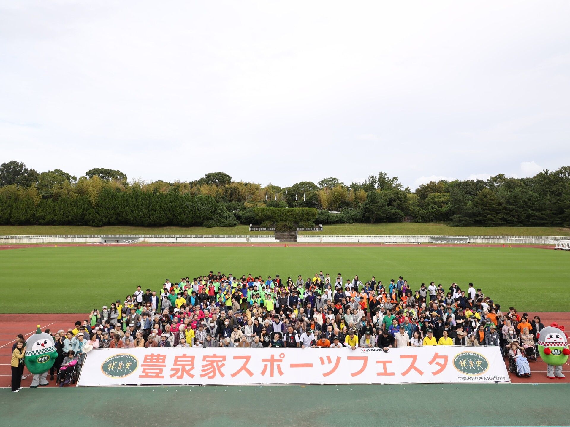 「合唱祭」と書かれたステージの上には清掃をした高齢者が並び歌っている。観客席にも大勢の高齢者がいる。