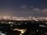 手前は少し暗いが、その奥にはきれいな夜景がどこまでも広がっていて、空も明るい。