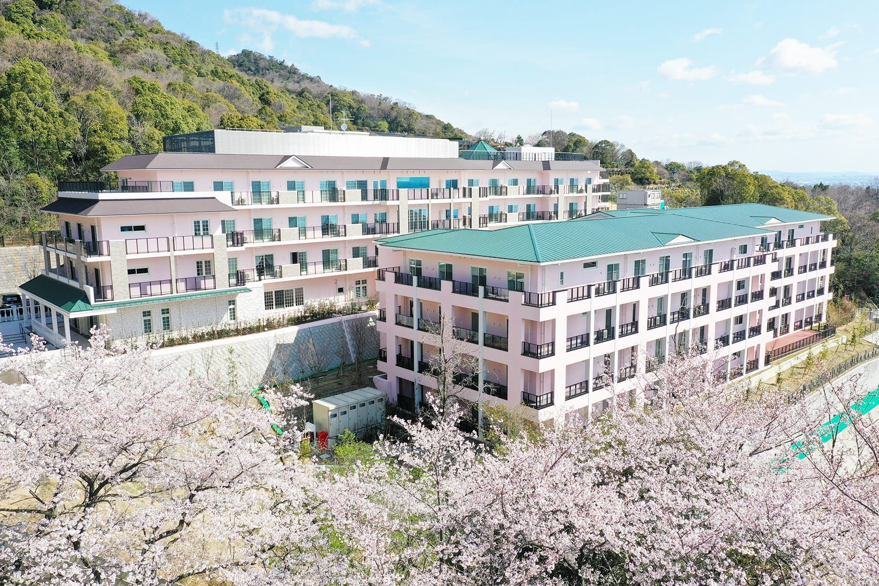 桜に囲まれた施設外観