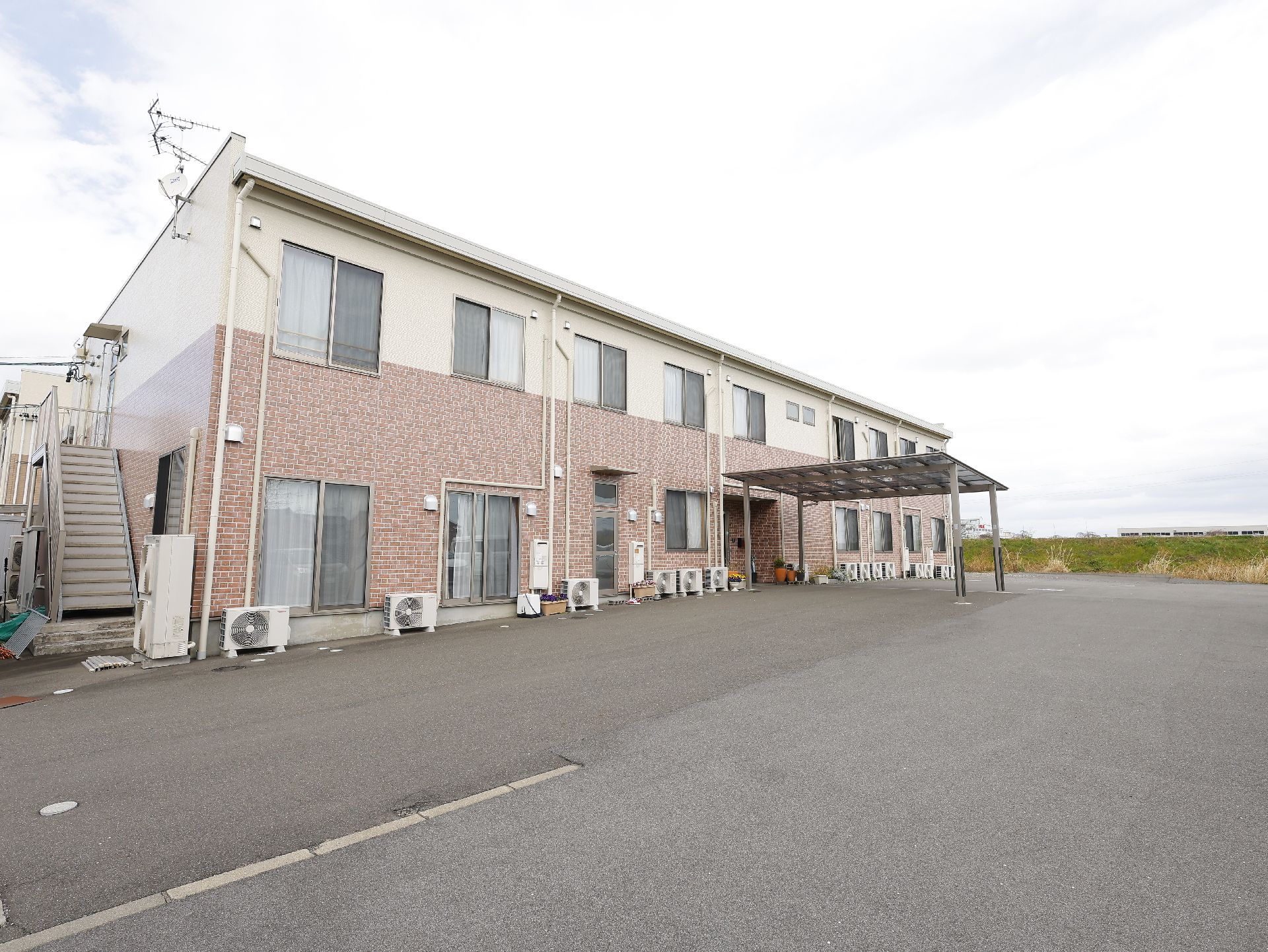 2階建ての住宅型有料老人ホームの外観