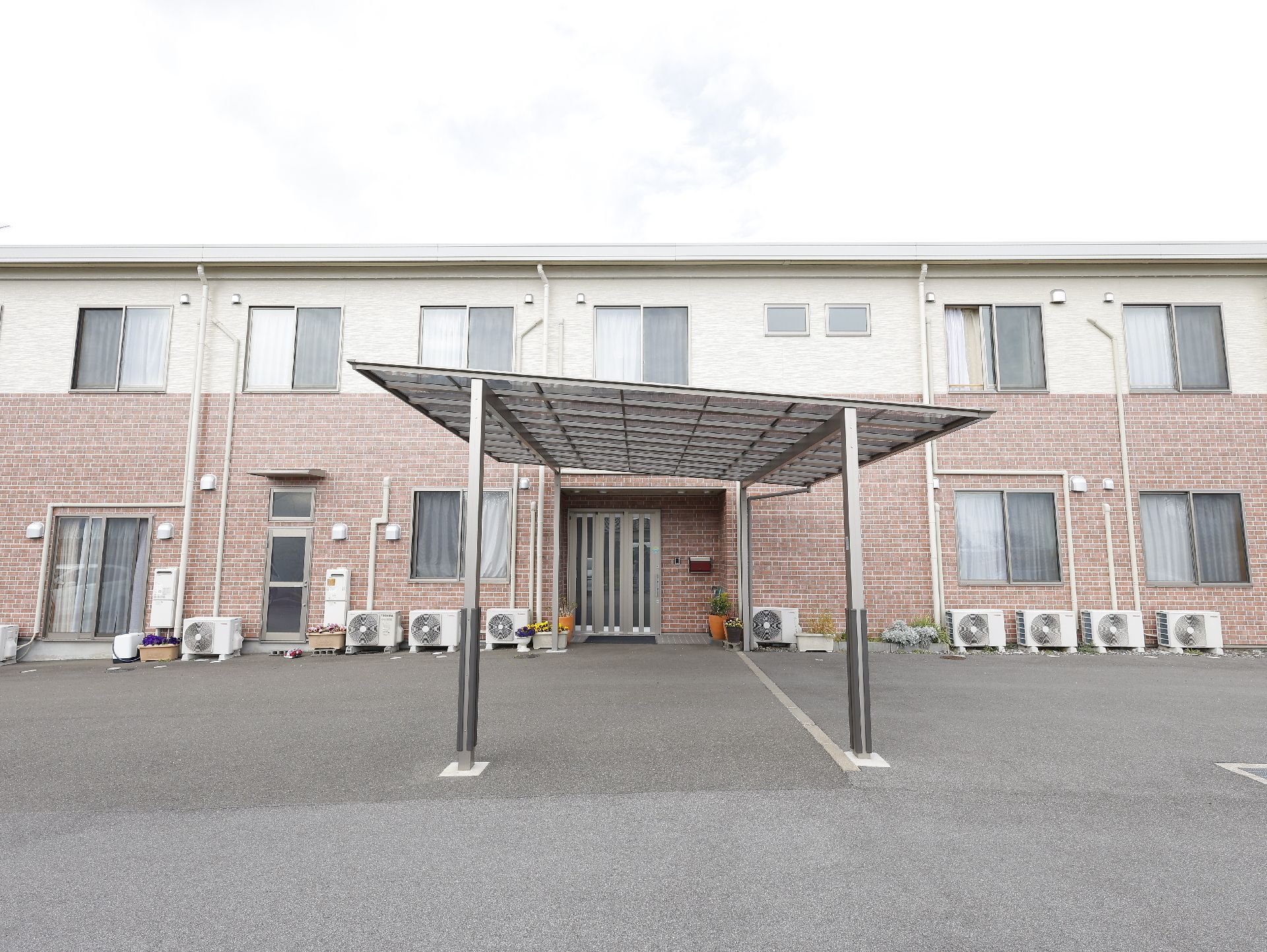 2階建てのツートーンカラーの建物