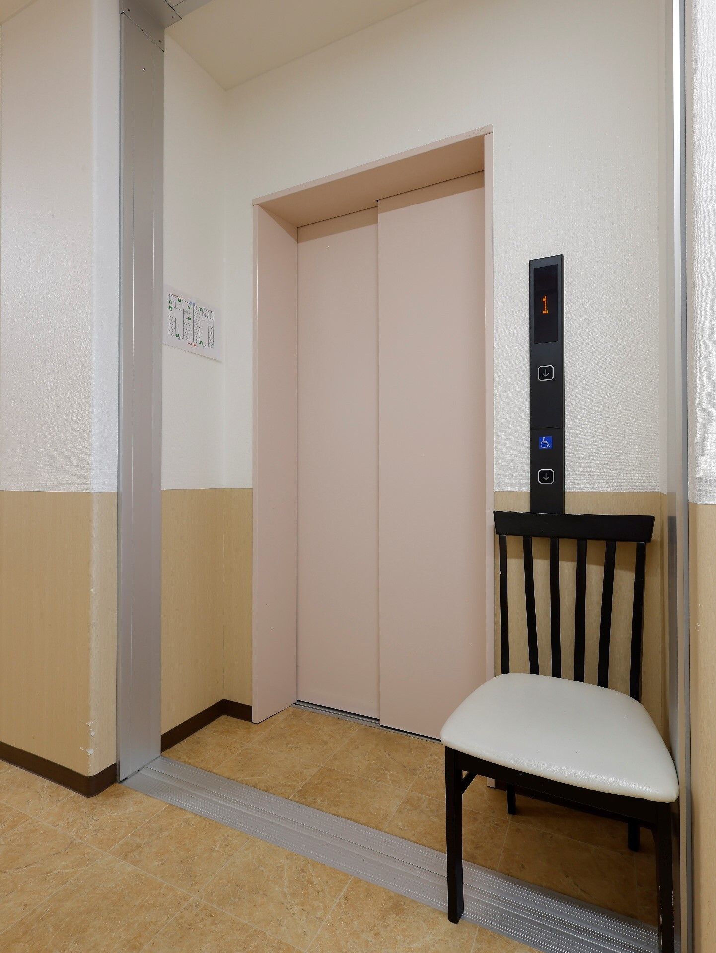 廊下に設置されたエレベーター