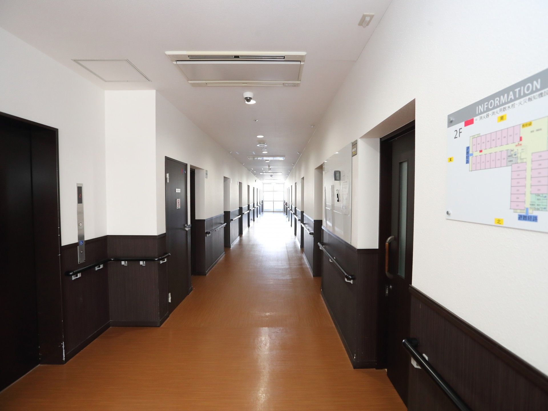 備え付けの手すりのある廊下