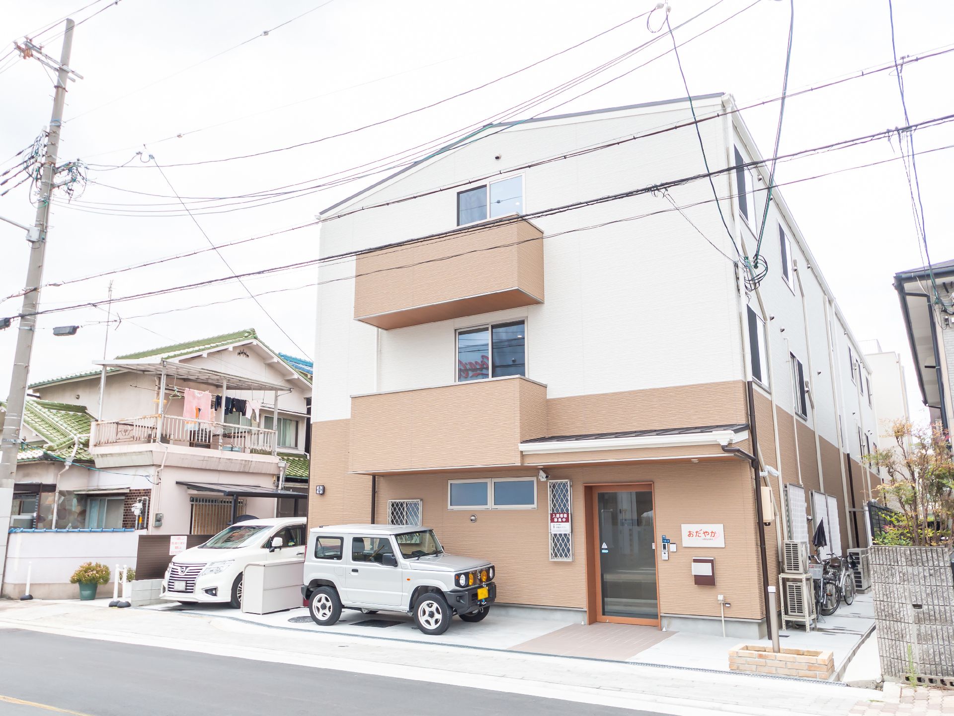 歩行訓練を行っている高齢者とそれをサポートするスタッフ2人