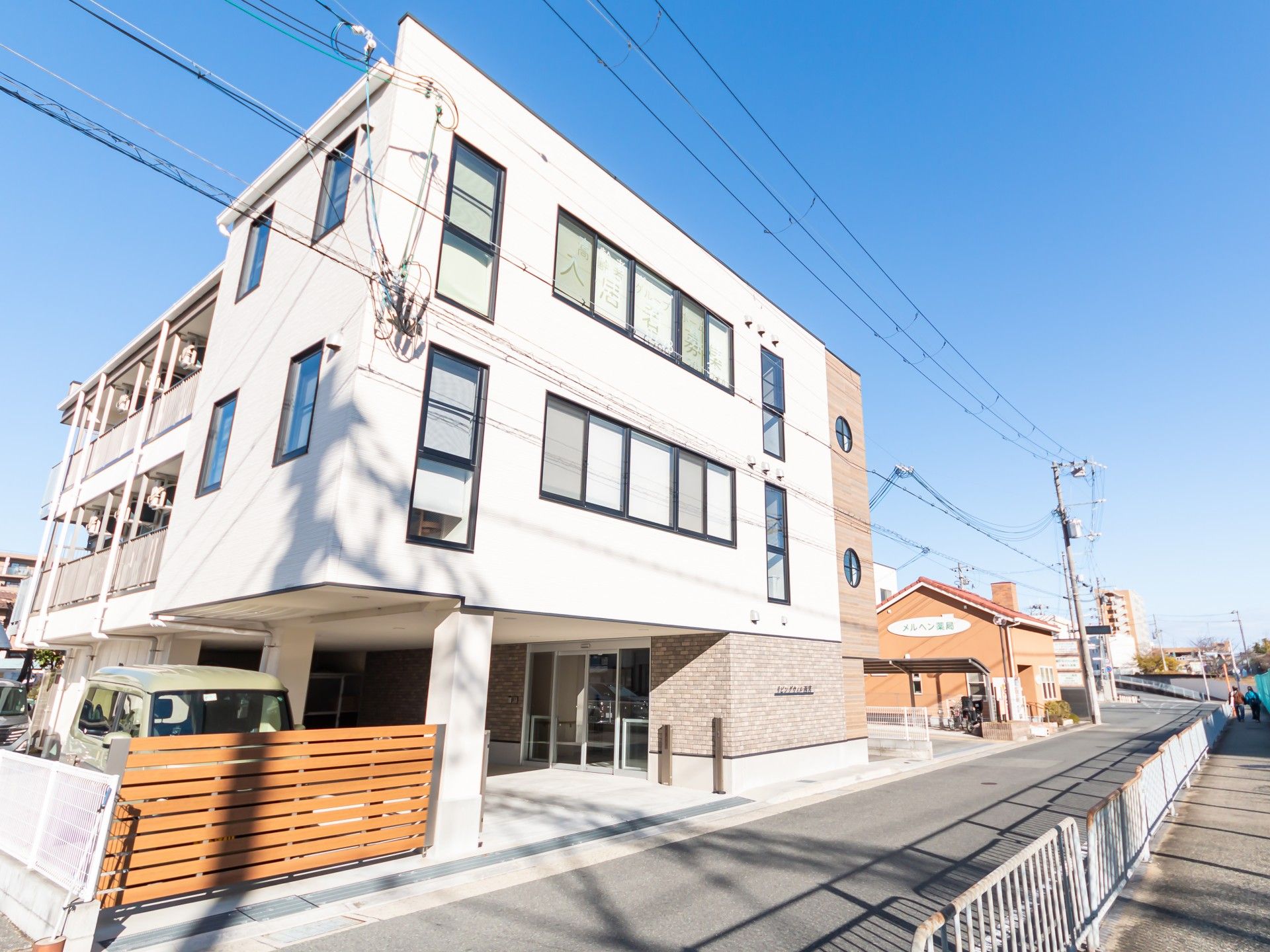 明るい外観の建物