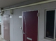 屋外の廊下と部屋の入口