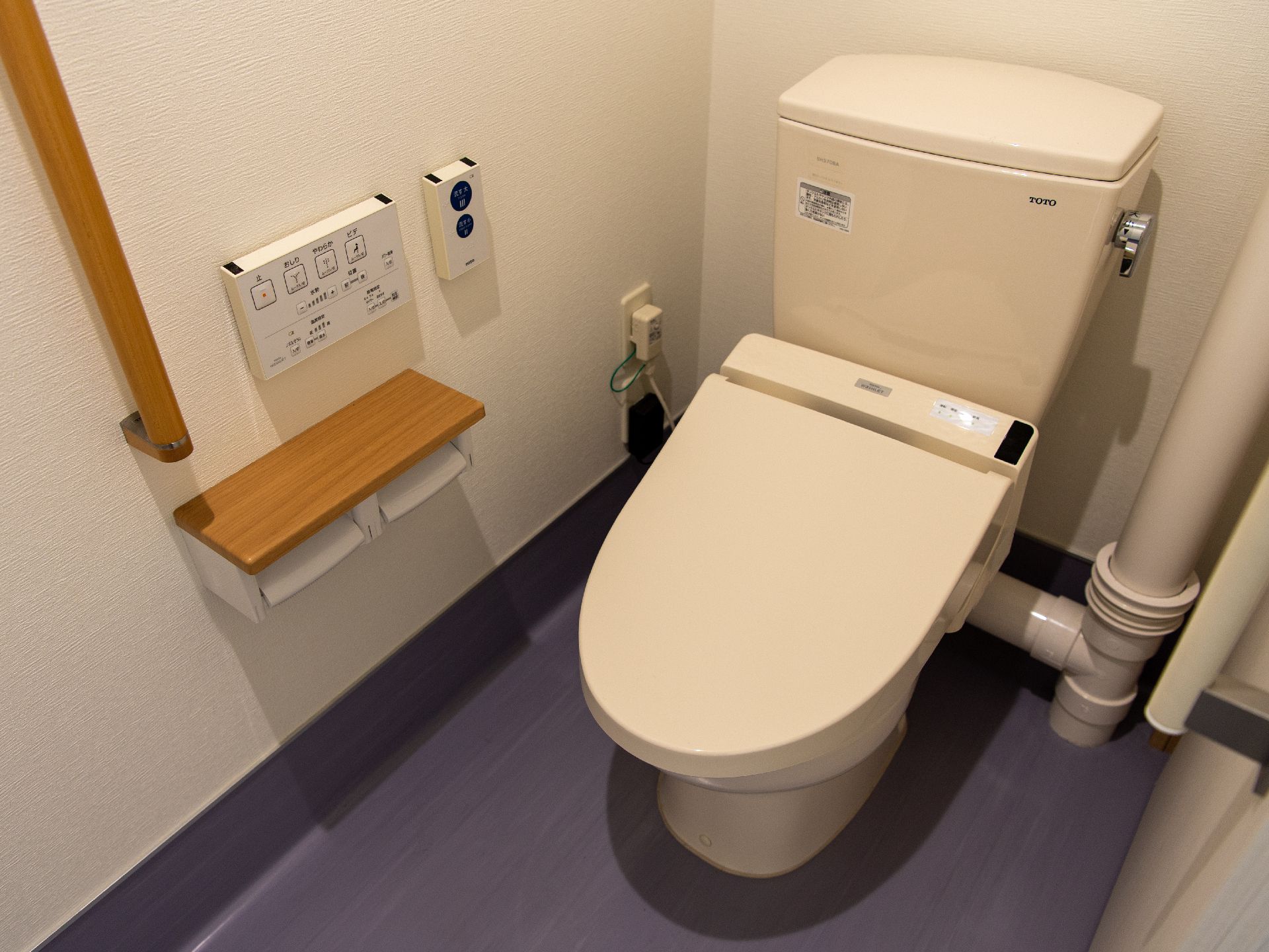 木製の手すりが付いた白い壁の部屋