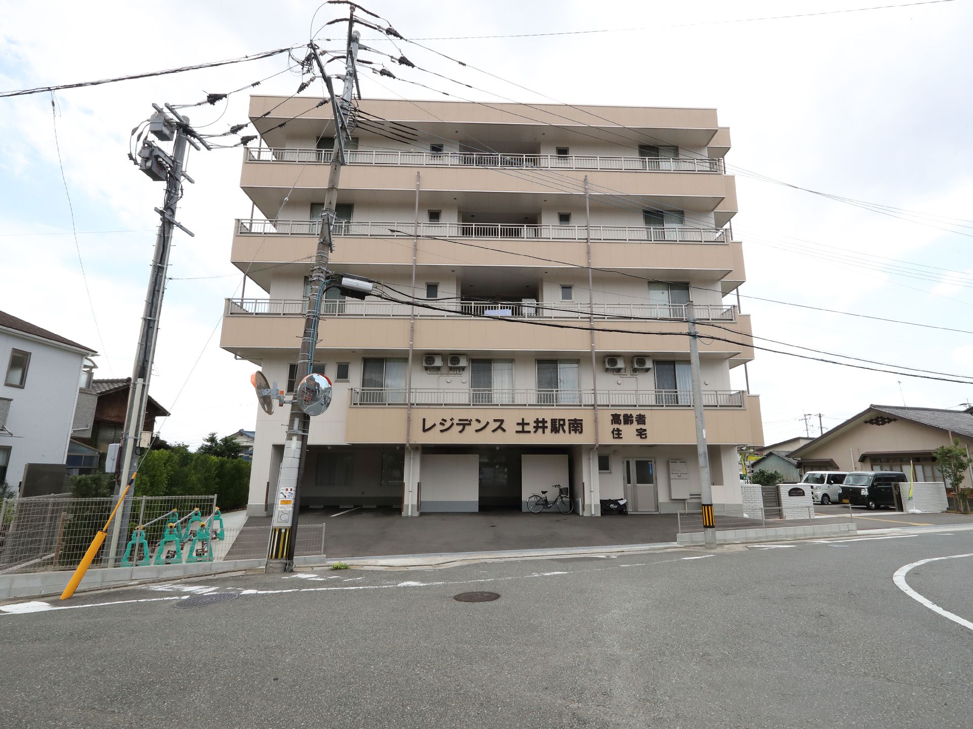 ベージュを基調とした５階建てのグループホーム