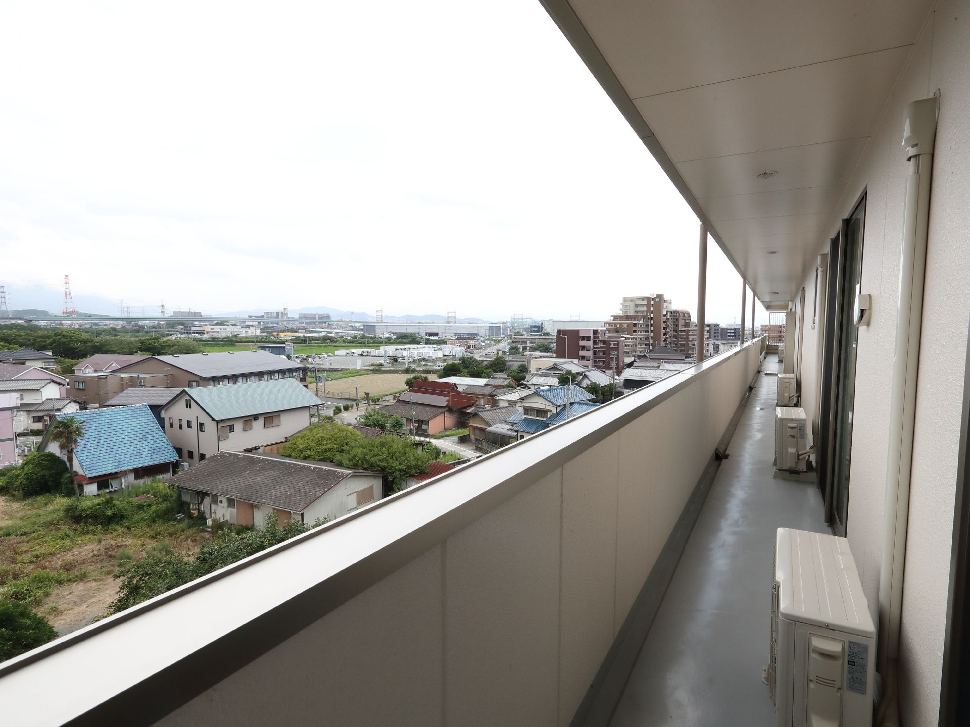 建物の側面にあるベランダから見える住宅街
