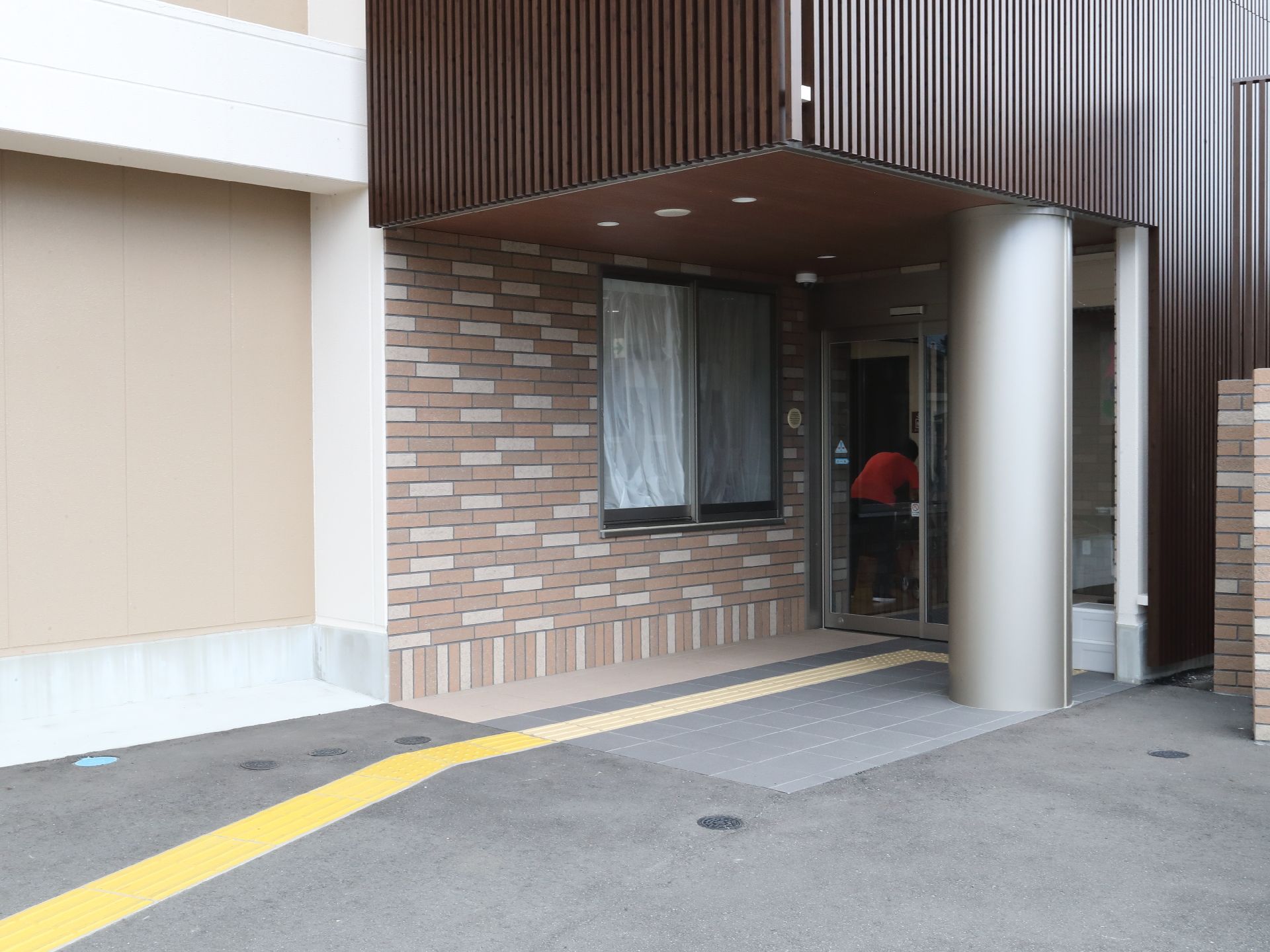 建物の入り口につけられた屋根