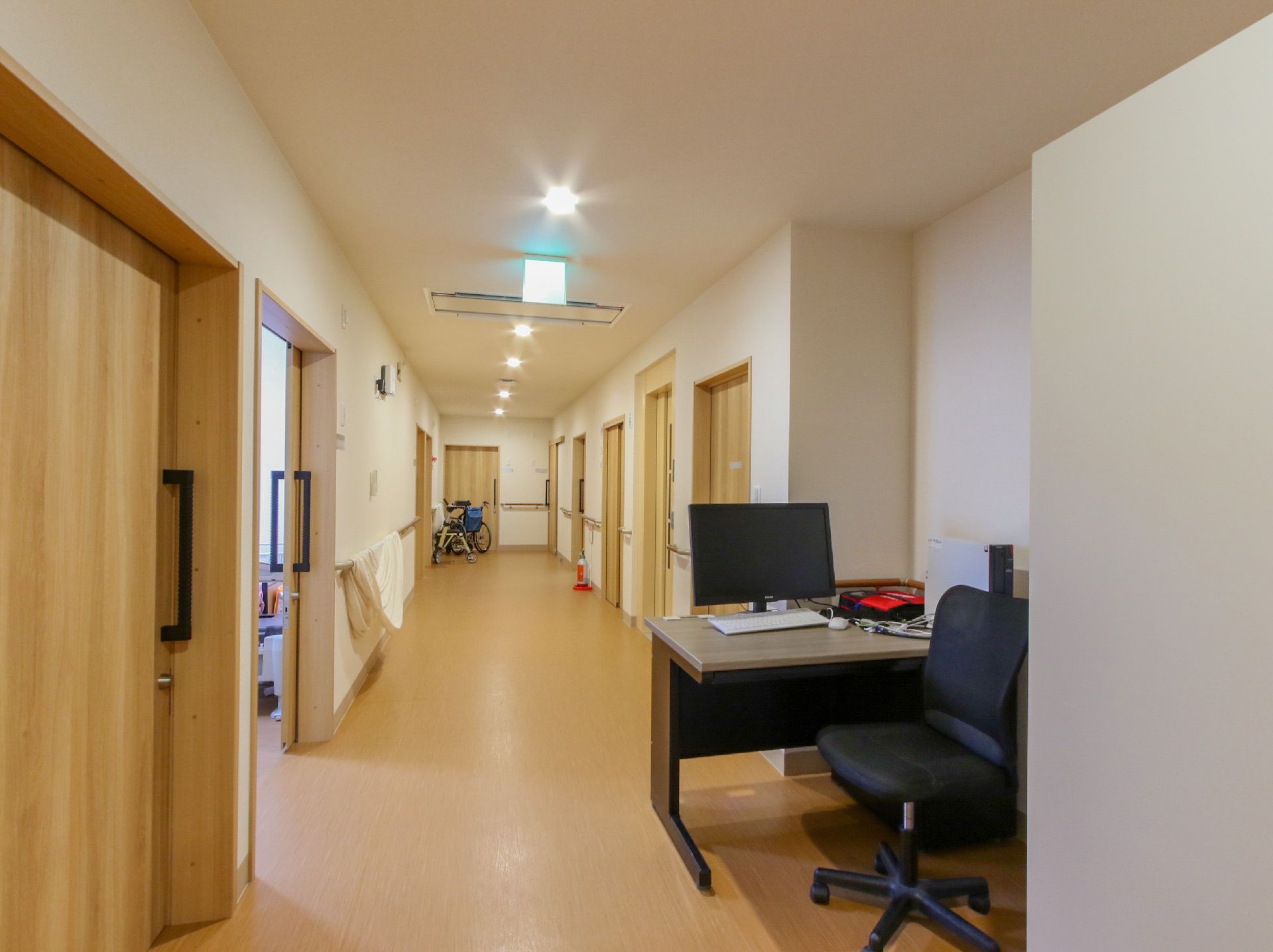 手すりが完備されている館内の廊下