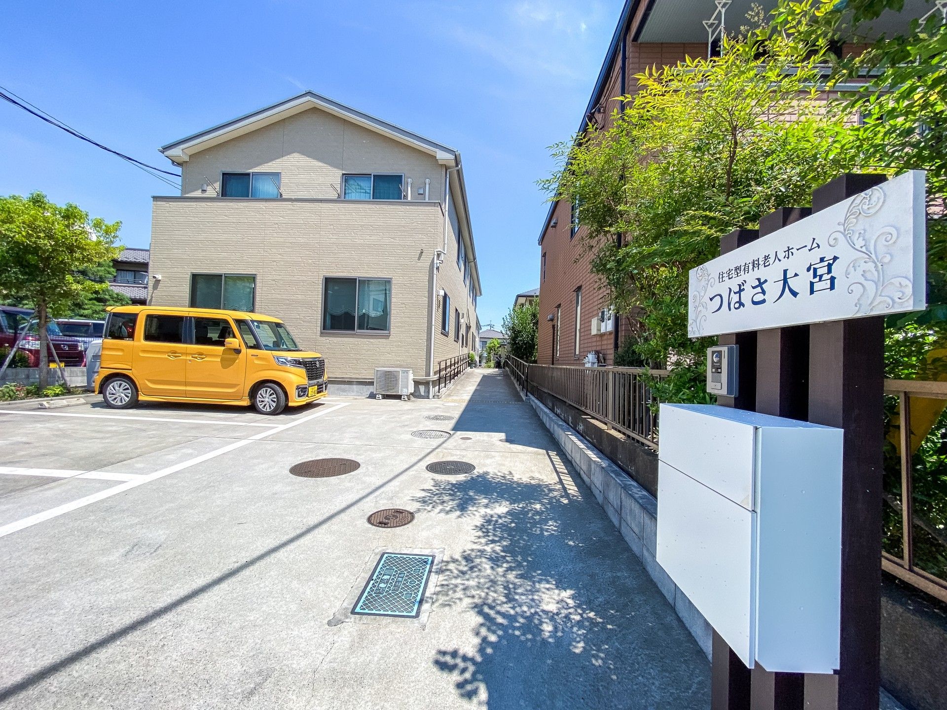 駐車場と建物の外観