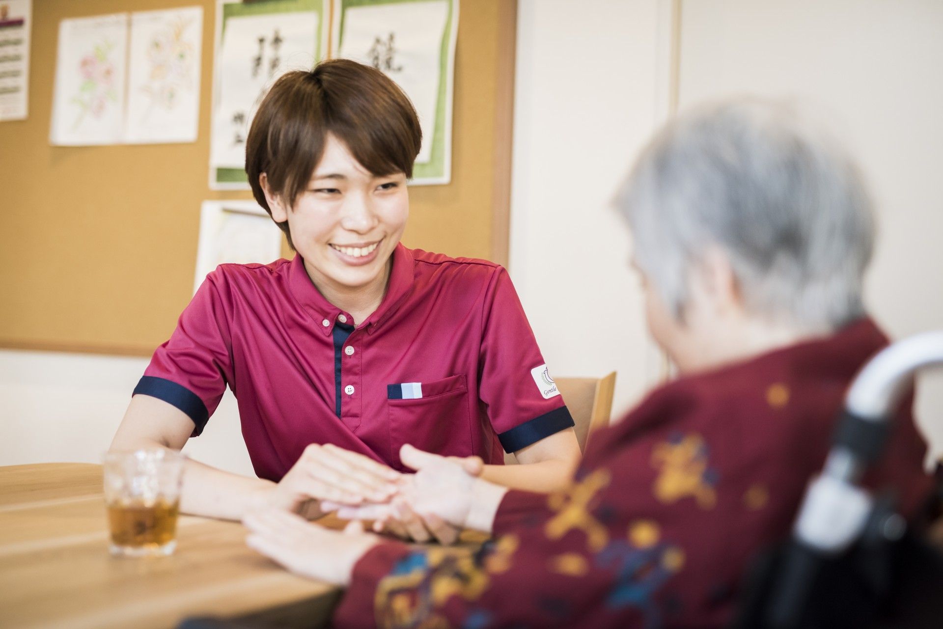 よく手入れされたグリーンを配置した石畳の庭