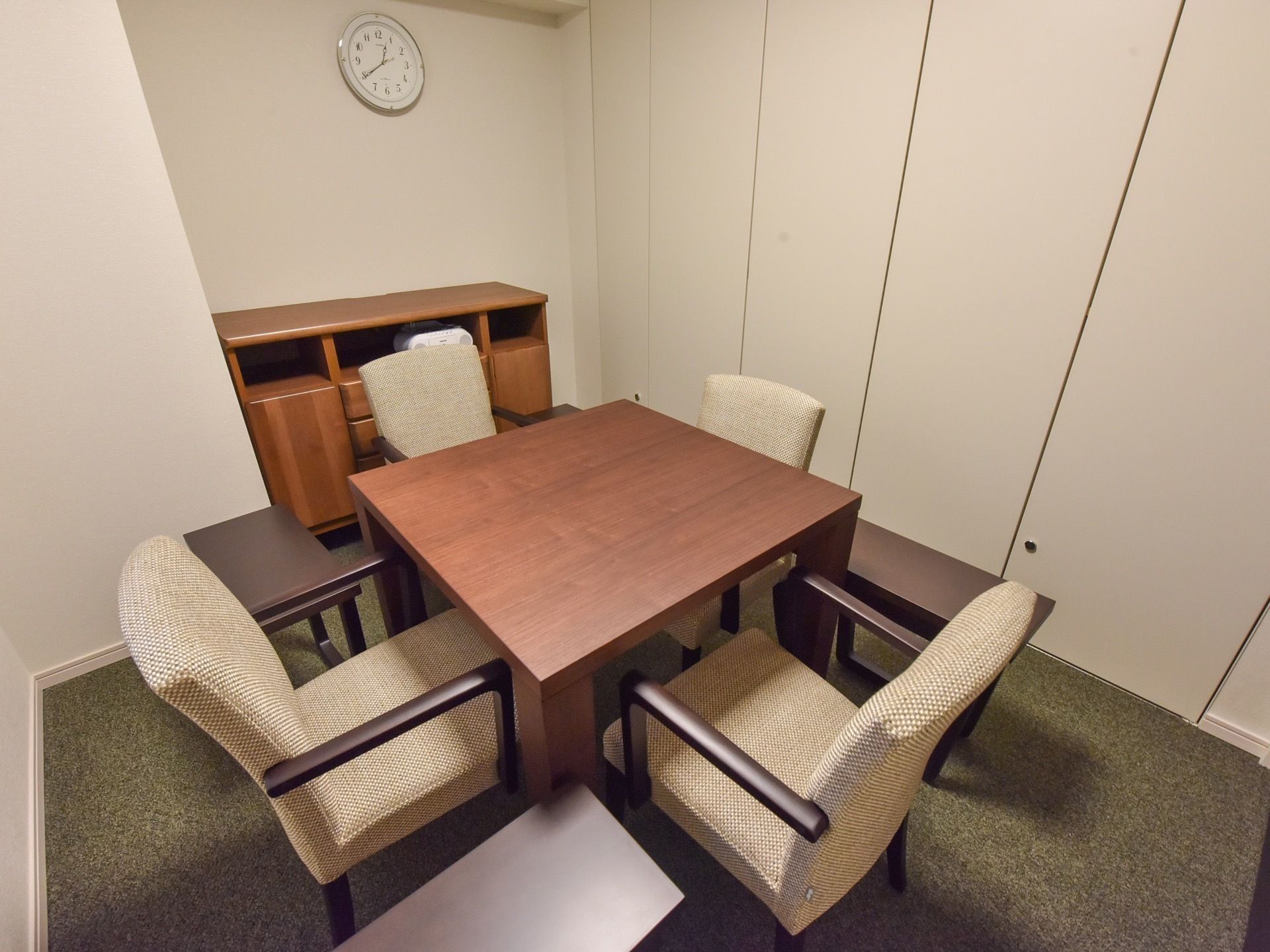 個人的な話など、ほかの人に聞かれたくない話は相談室でスタッフに話すことができる。入居者様のプライバシーを第一に考えて対応しているので安心だ。