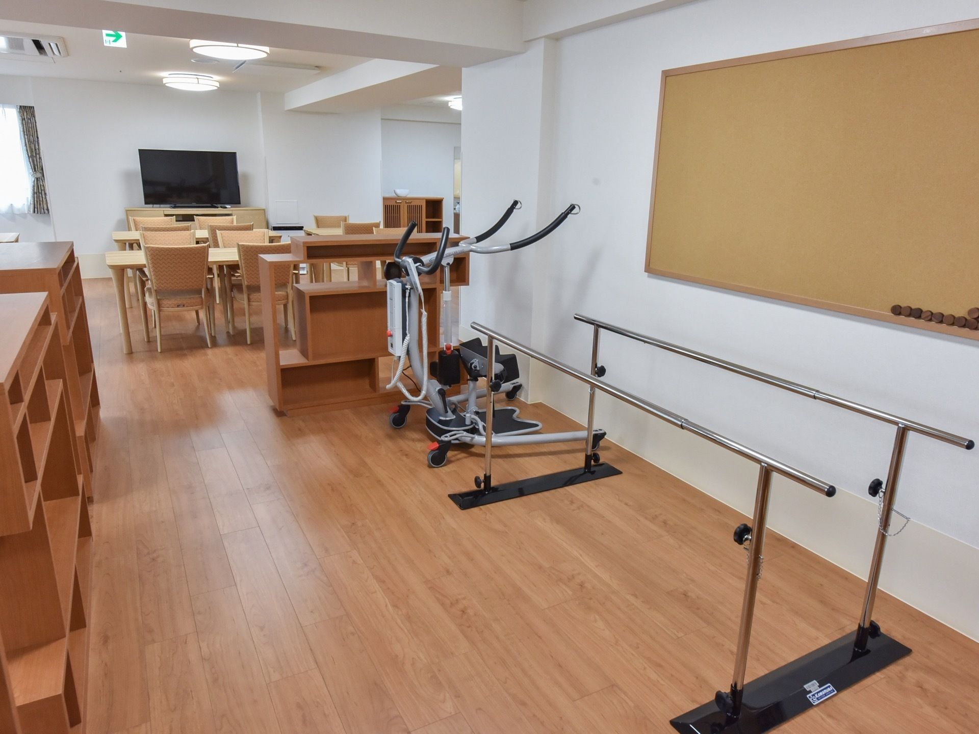 広い室内をいくつかに分断して、機能訓練や講習などの設備が置かれている。通路を広く設けているので、車椅子をご利用の方も安心して利用できる。