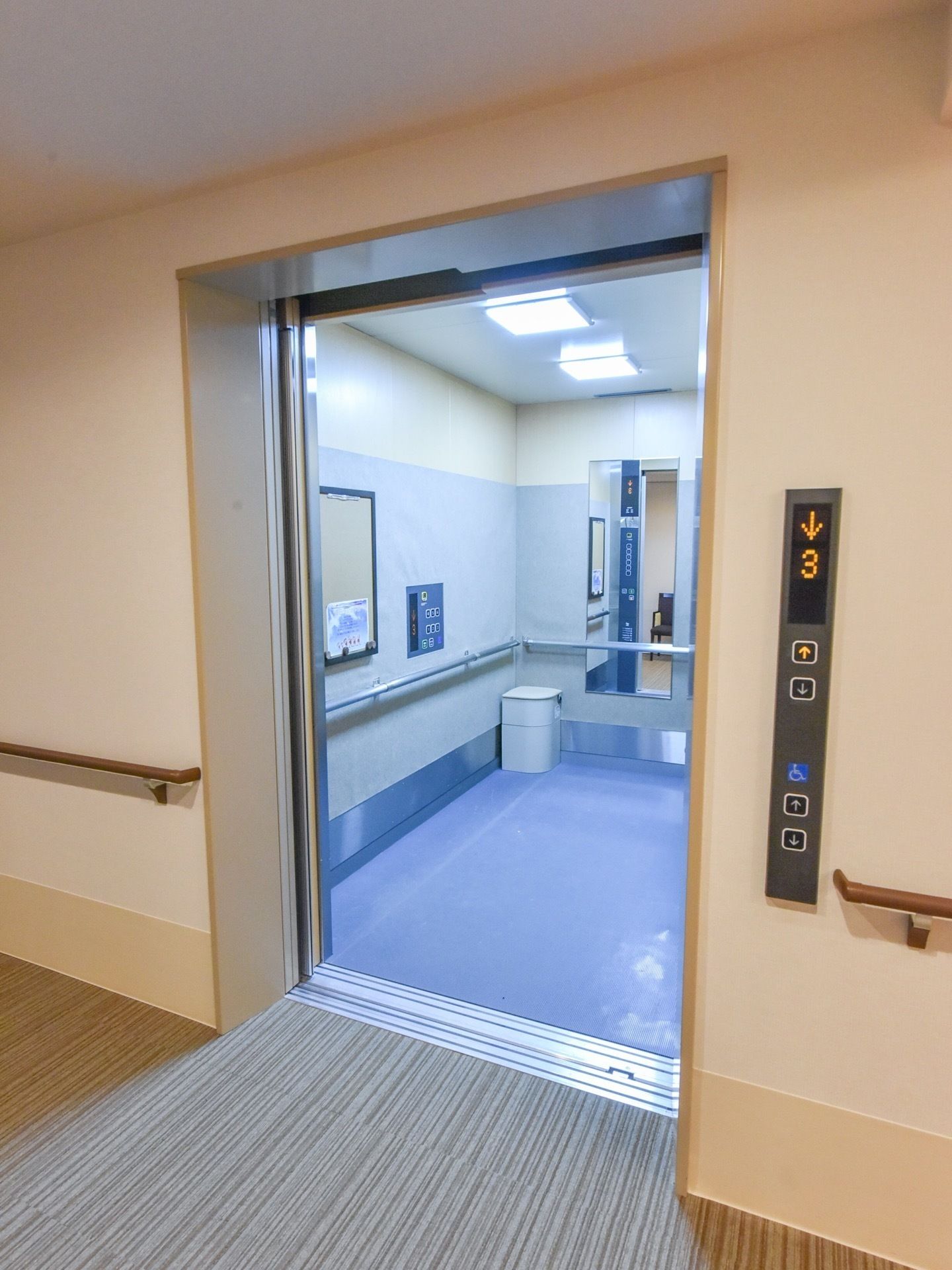 施設内のエレベーターは、集合住宅で使用される大型の物が設置されている。奥行きがあって広々としている。