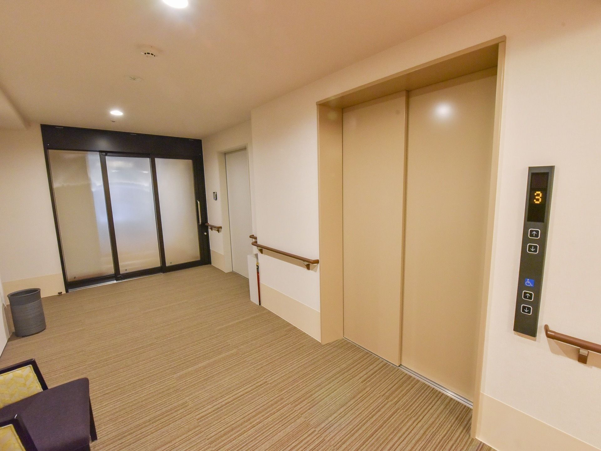 施設内の移動には、エレベーターを使用することができる。集合住宅にあるような大型のものなので、一度にたくさんの方が乗車することができる。