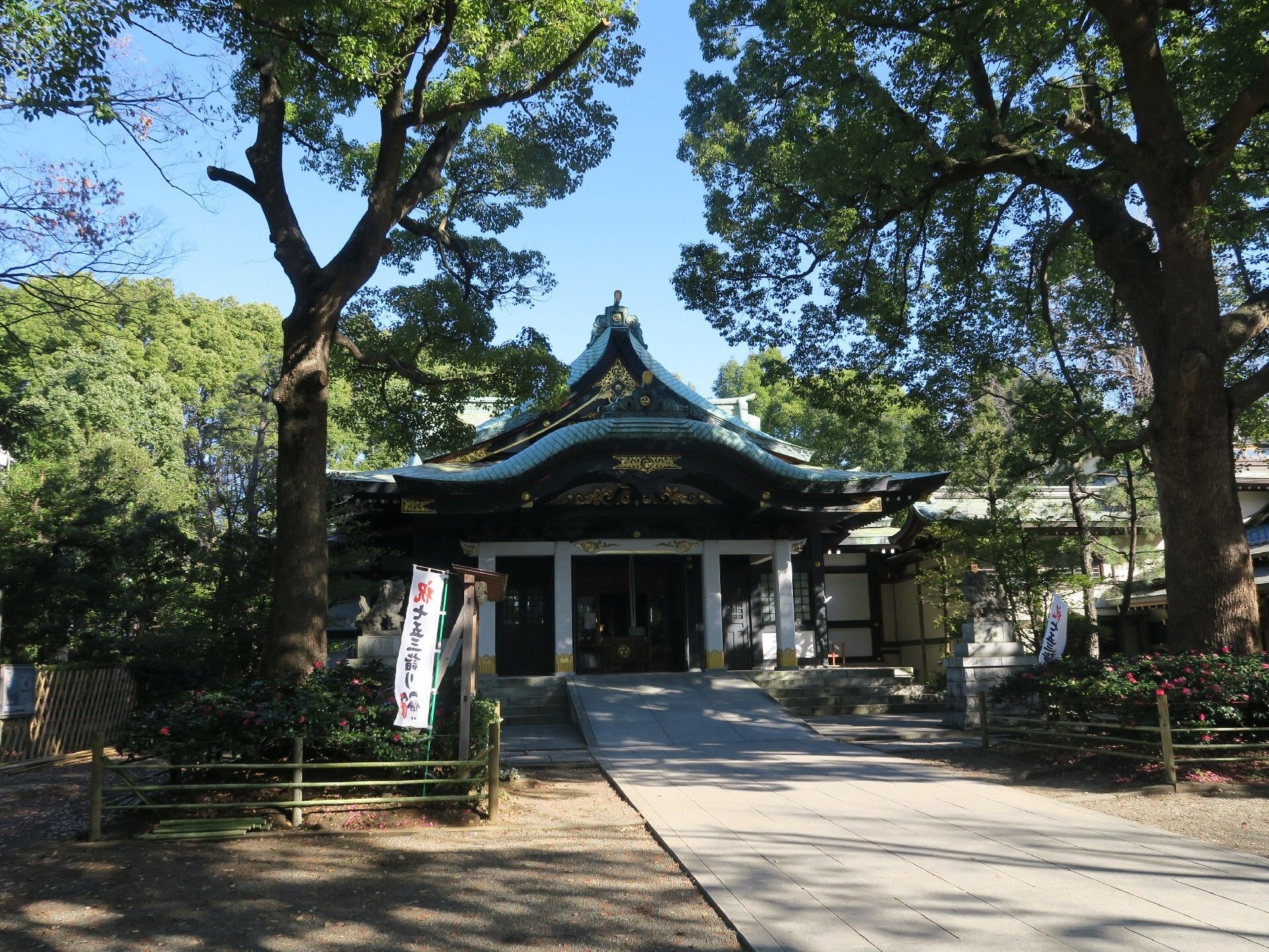 神社の拝殿に向かって石畳が敷かれ、両脇には大きな木がそびえている。拝殿前の段差は、ゆるやかなスロープになっている。