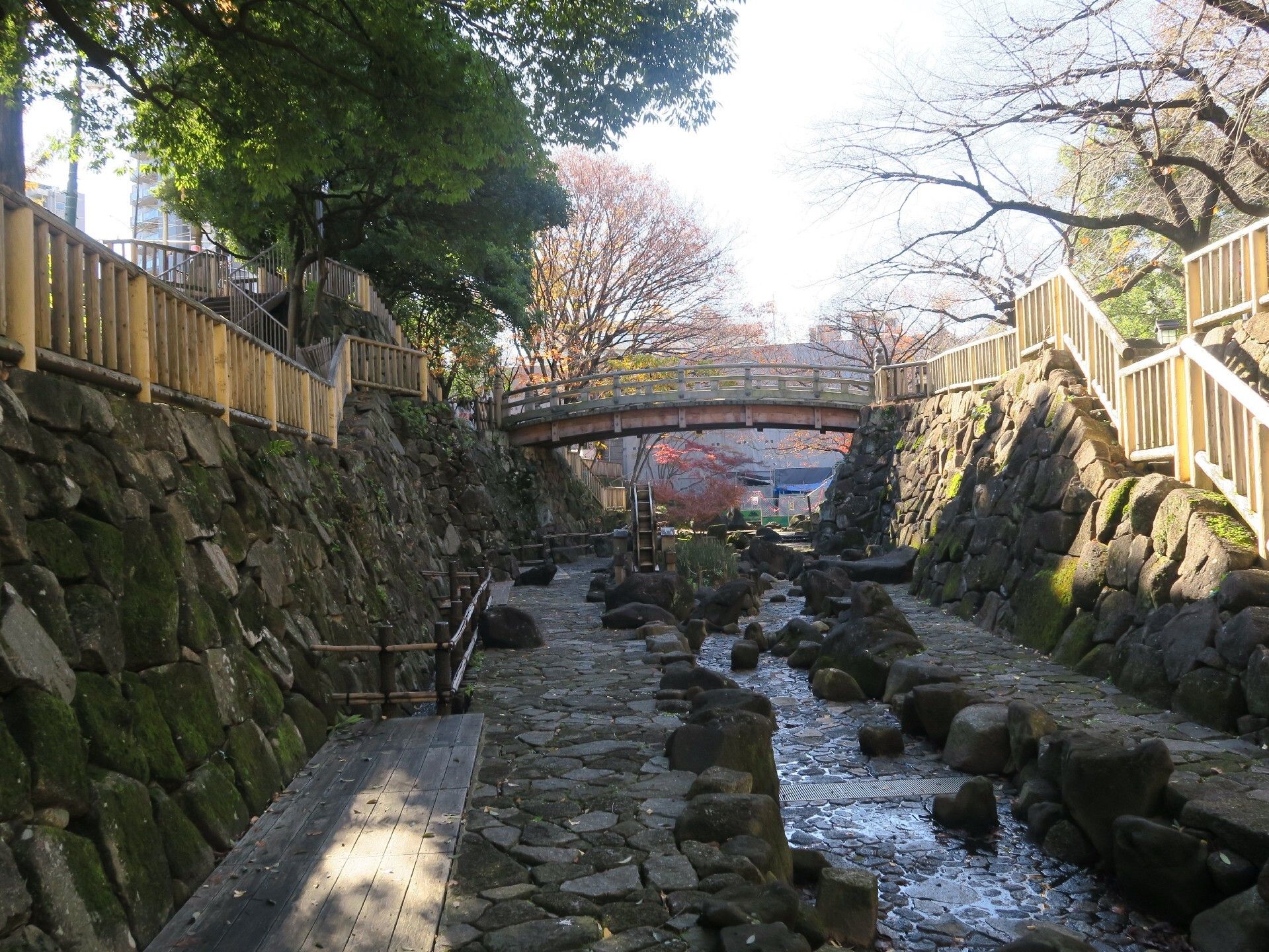 石畳の両脇には石垣が積まれ、上の道路まで階段が続いている。中央には水が流れており、水車が設置されている。