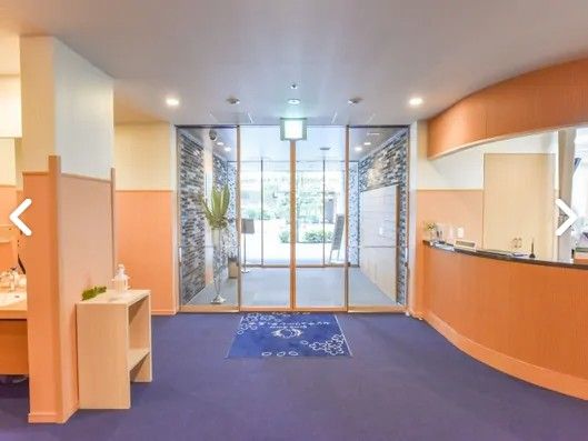 通常の分譲マンションと遜色のない、高級感あふれるエントランス。屋根が付いているので、雨の日も濡れる心配がない。