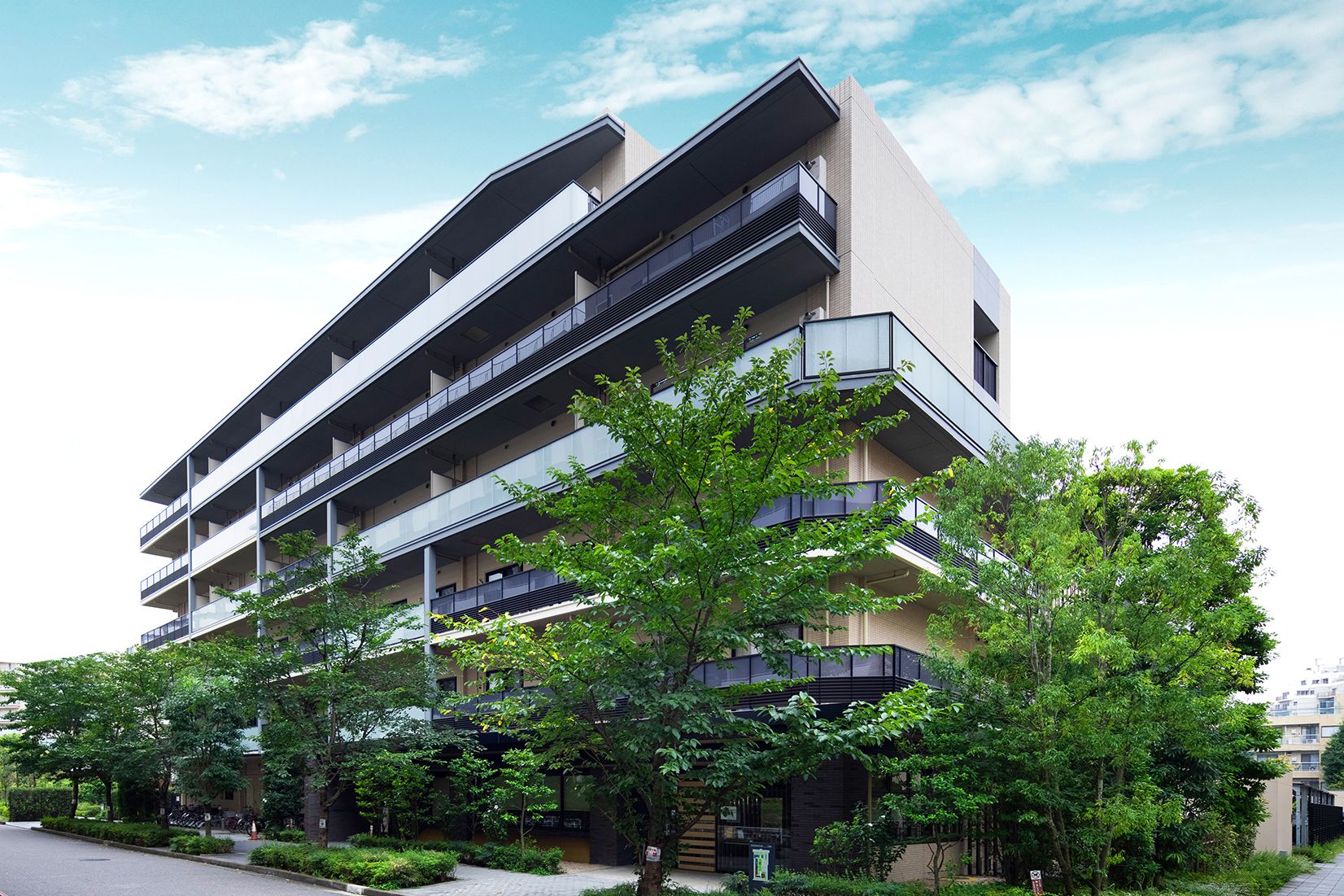 建物周辺の道路は整備され、段差が少なくなっているので安全に利用することができる。木が多数植えられていて都会でも緑が多い。