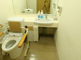 バリアフリーのトイレ設備が整った室内