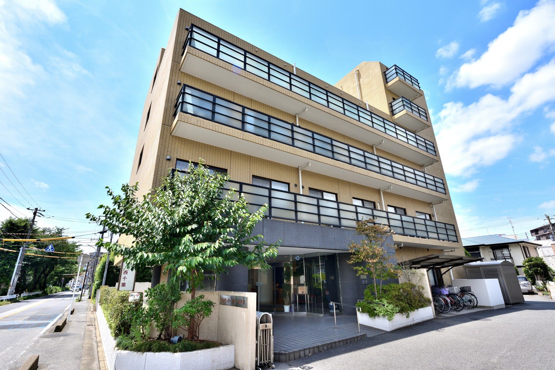 緑豊かな建物の外観