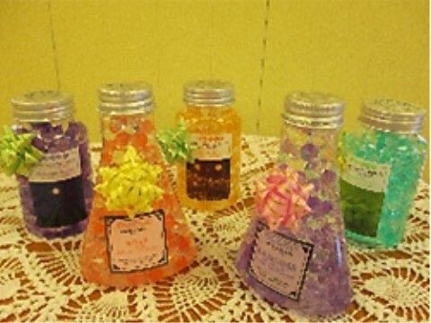 レースが掛かったテーブルに置かれた色とりどりの芳香剤