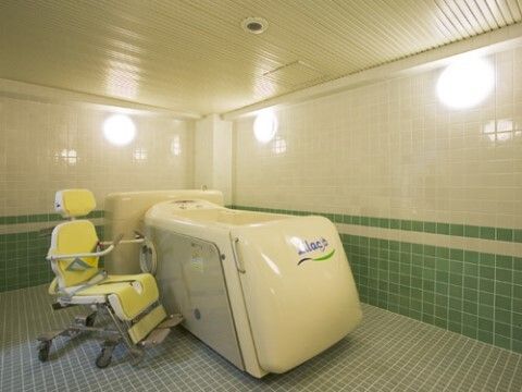 「センチュリーシティ西千葉」の特別浴室。介助スタッフが付き添い、体を洗い流してくれる。