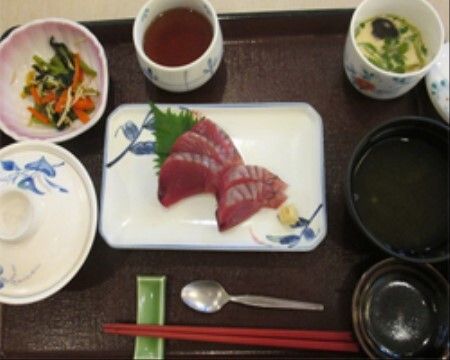 「センチュリーシティ」西千葉のお食事。副菜や茶碗蒸しもついてくる。
