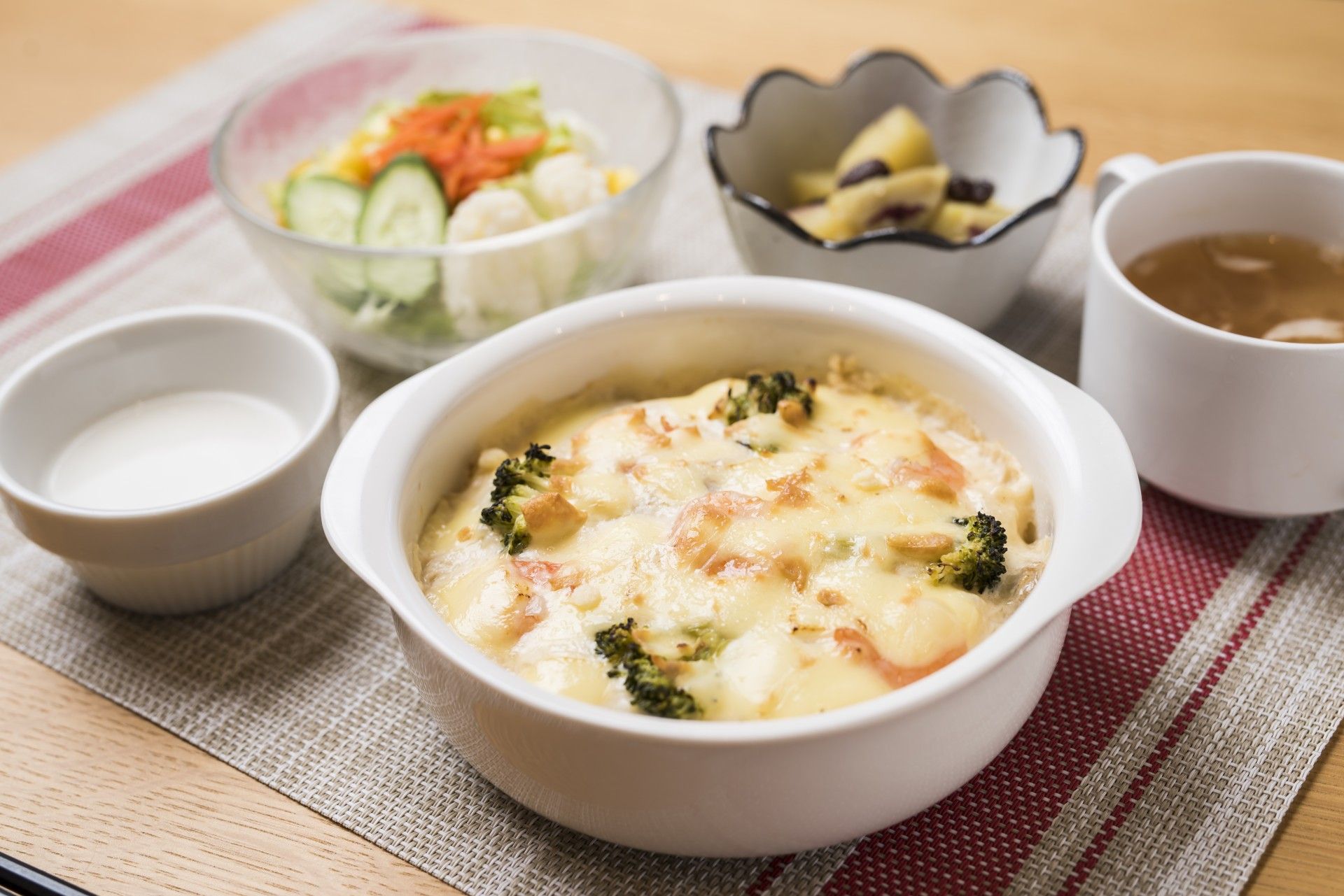 「センチュリーシティ」西千葉のお食事。副菜や茶碗蒸しもついてくる。