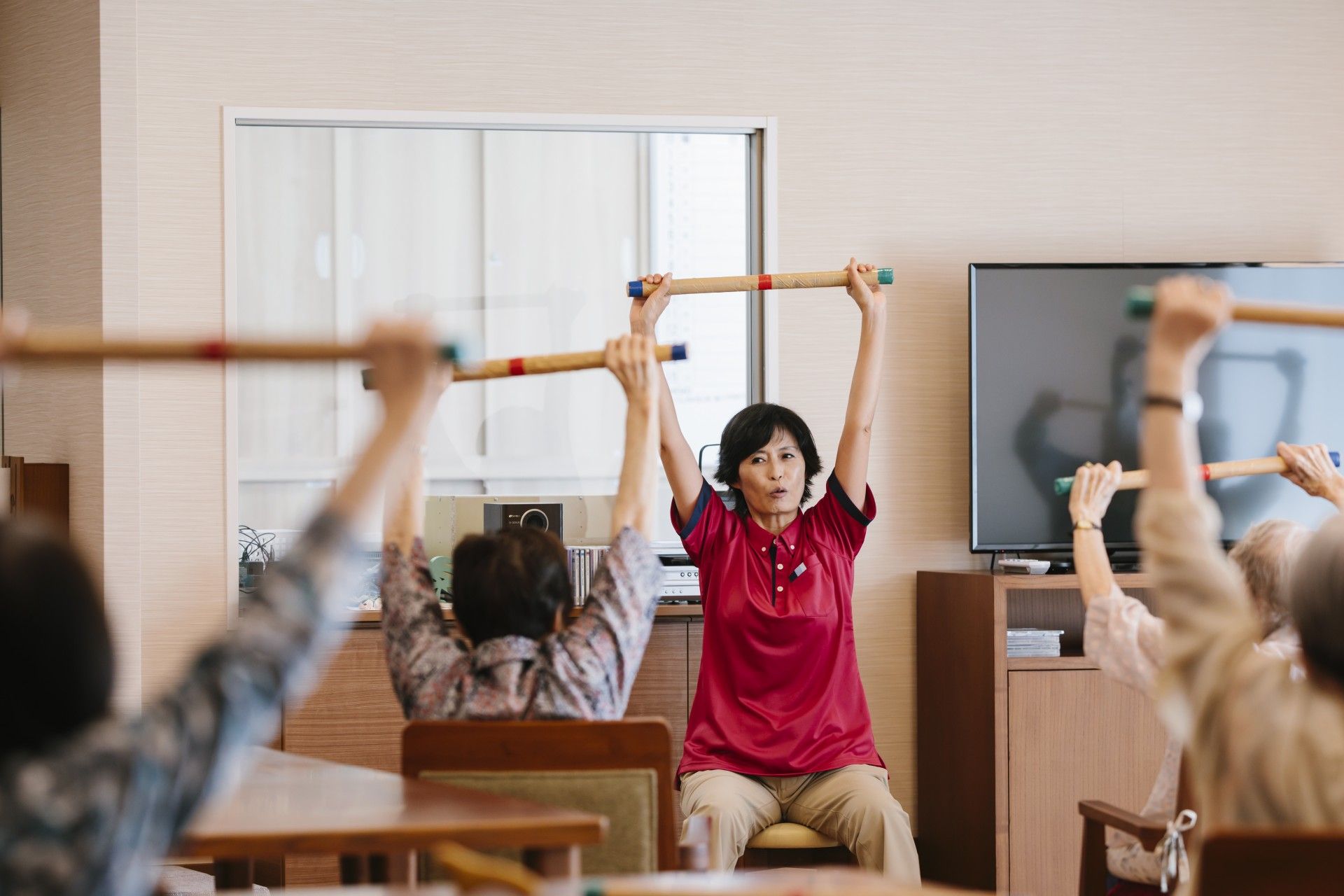 ダークブラウンのエントランスでライトブラウンの壁面の建物