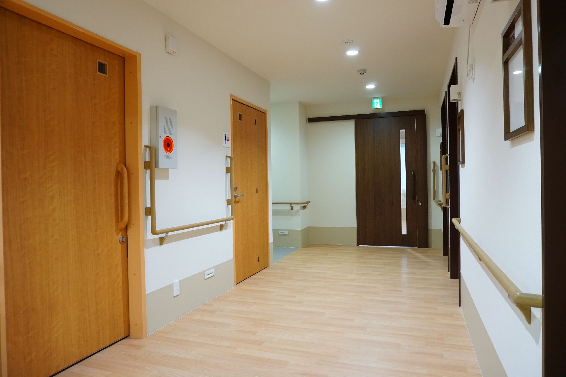 壁に手すりが設置された廊下