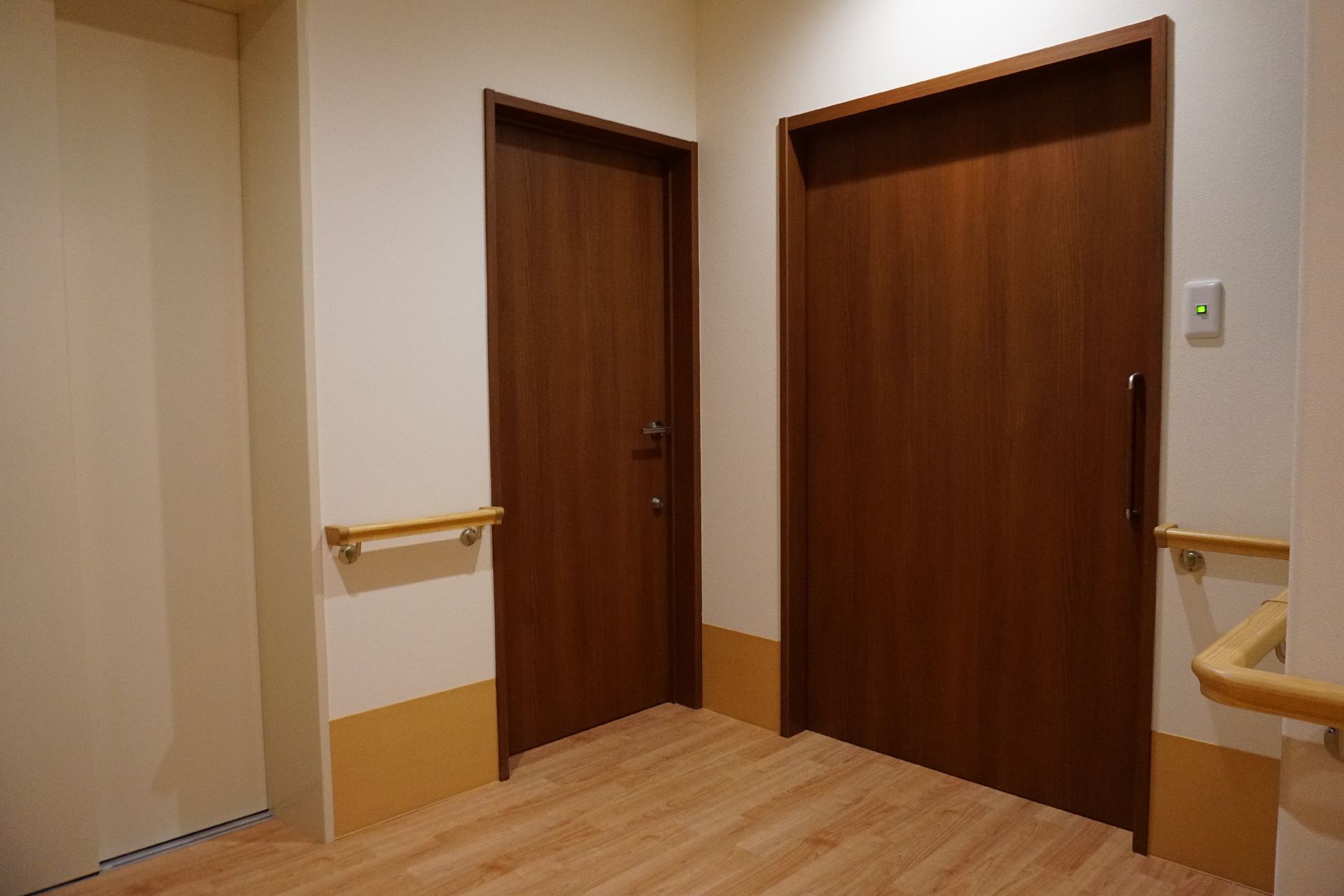 床に段差が極力なく、壁に手すりがあるバリアフリー化された廊下