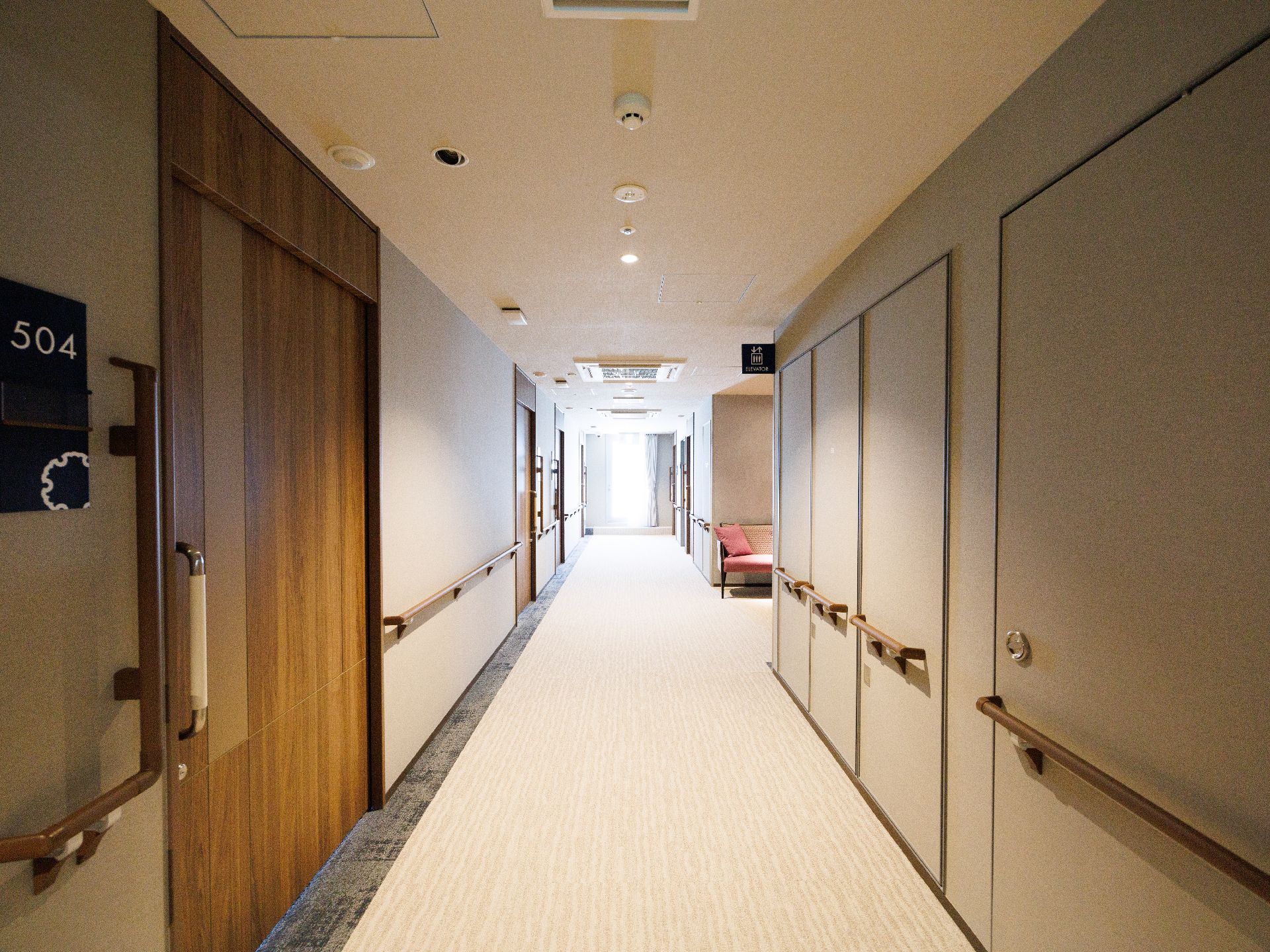 手すりを完備した廊下