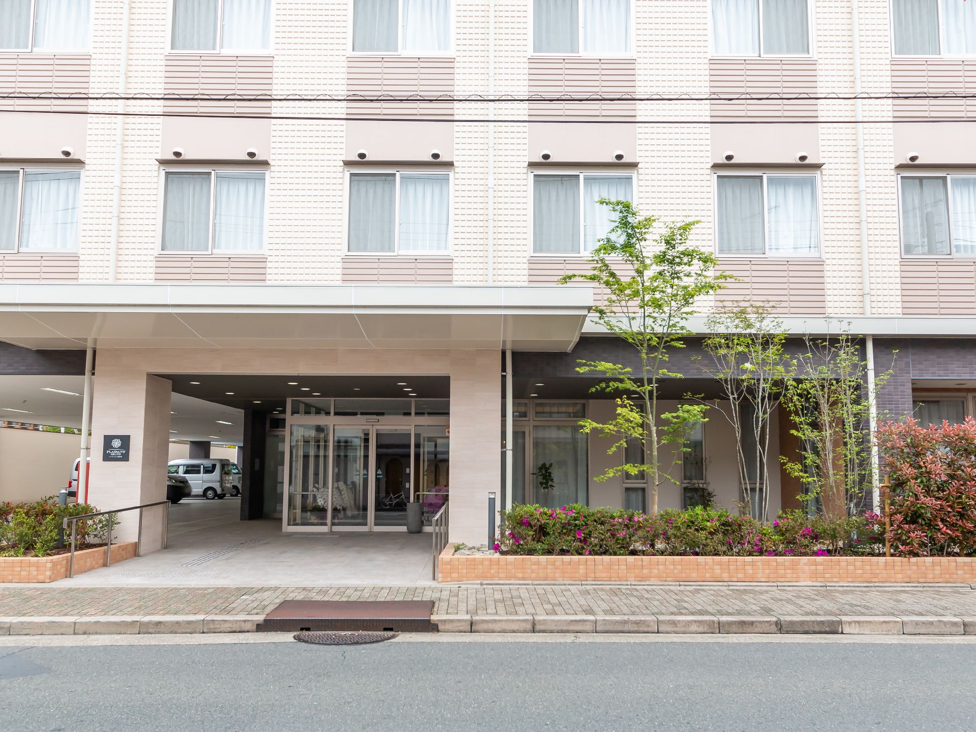 自動ドアが設置されている介護施設の外観