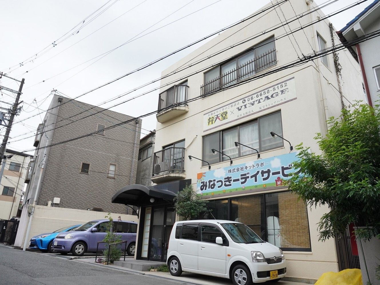 住宅街に位置する3階建ての建物