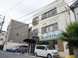 住宅街に位置する3階建ての建物