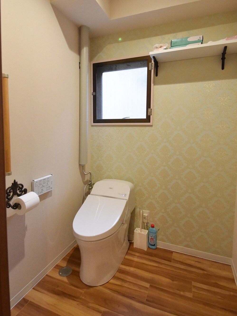 シンプルなデザインのトイレが設置されたスペースはとても広く、トイレットペーパーホルダーにはカバーがない。