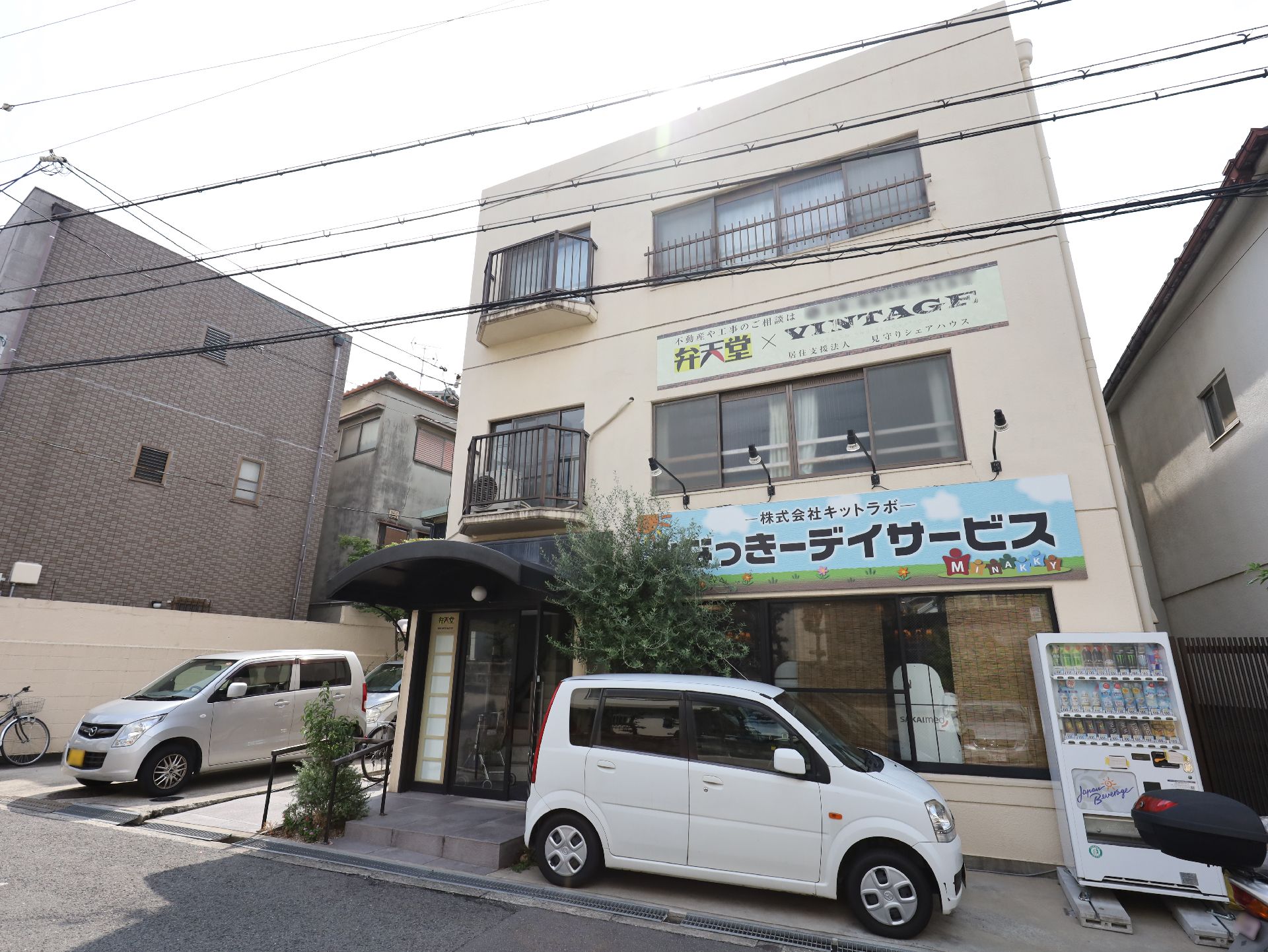 各階の窓には、落下防止柵を設置