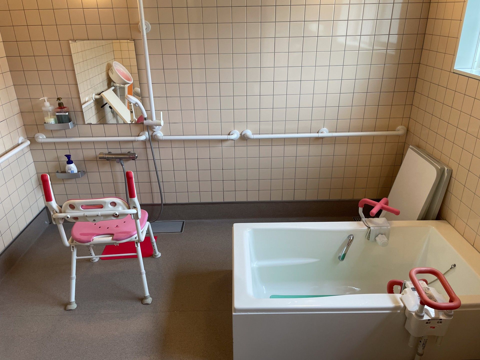 安全な入浴設備の浴室